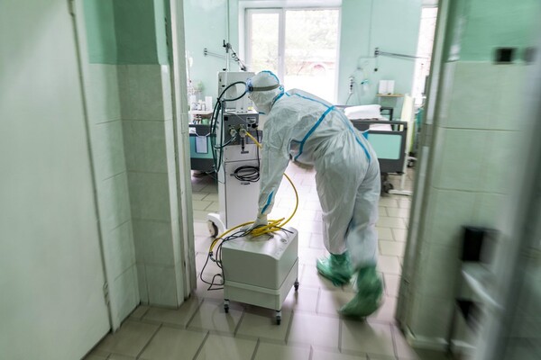 Впечатляющие фото: Associated Press опубликовало фоторепортаж, как лечат коронавирус в Украине фото 18