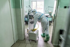 Впечатляющие фото: Associated Press опубликовало фоторепортаж, как лечат коронавирус в Украине фото 18