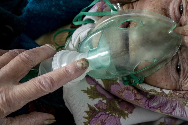 Впечатляющие фото: Associated Press опубликовало фоторепортаж, как лечат коронавирус в Украине фото 19
