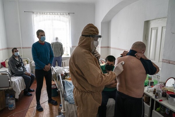 Впечатляющие фото: Associated Press опубликовало фоторепортаж, как лечат коронавирус в Украине фото 20
