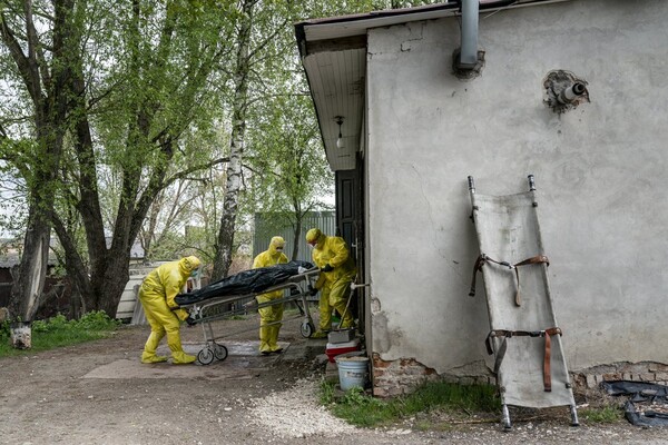 Впечатляющие фото: Associated Press опубликовало фоторепортаж, как лечат коронавирус в Украине фото 22