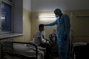 Впечатляющие фото: Associated Press опубликовало фоторепортаж, как лечат коронавирус в Украине фото 26