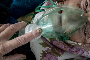 Впечатляющие фото: Associated Press опубликовало фоторепортаж, как лечат коронавирус в Украине фото 27
