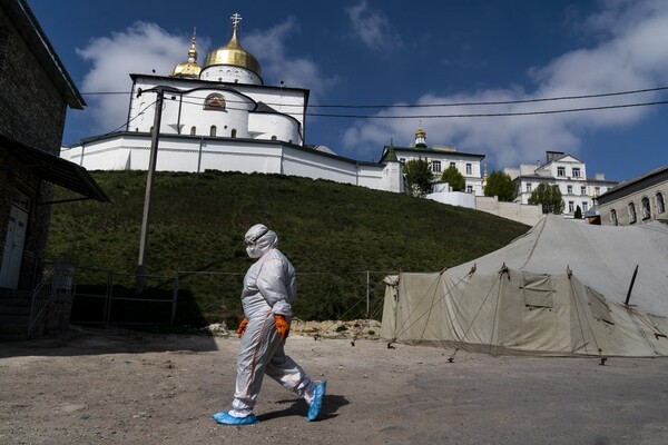 Впечатляющие фото: Associated Press опубликовало фоторепортаж, как лечат коронавирус в Украине фото 28
