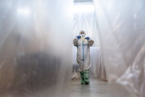 Впечатляющие фото: Associated Press опубликовало фоторепортаж, как лечат коронавирус в Украине фото 29