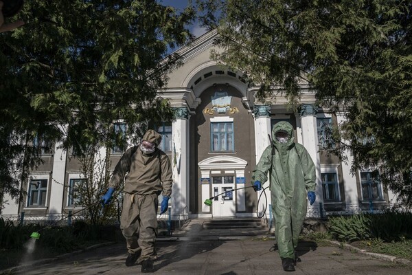 Впечатляющие фото: Associated Press опубликовало фоторепортаж, как лечат коронавирус в Украине фото 33