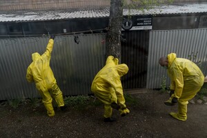 Впечатляющие фото: Associated Press опубликовало фоторепортаж, как лечат коронавирус в Украине фото 36