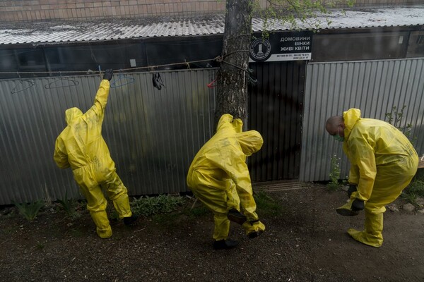 Впечатляющие фото: Associated Press опубликовало фоторепортаж, как лечат коронавирус в Украине фото 38