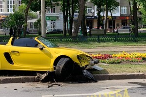 Превысила скорость: в центре Харькова девушка на элитном спорткаре устроила ДТП фото