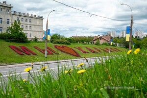 С сердечком: в Харькове высадили 100-метровую клумбу фото 1