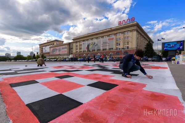 Велозаезд, автопробег, узоры на площади: как в Харькове отпраздновали День вышиванки фото