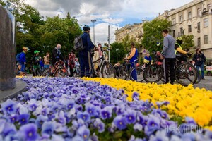 Велозаезд, автопробег, узоры на площади: как в Харькове отпраздновали День вышиванки фото 1