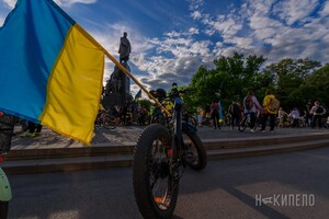Велозаезд, автопробег, узоры на площади: как в Харькове отпраздновали День вышиванки фото 2