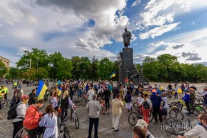 Велозаезд, автопробег, узоры на площади: как в Харькове отпраздновали День вышиванки фото 3