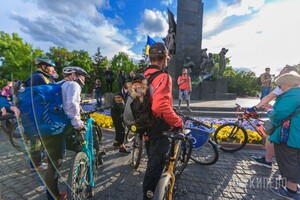 Велозаезд, автопробег, узоры на площади: как в Харькове отпраздновали День вышиванки фото 5