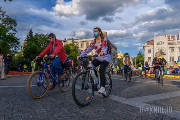 Велозаезд, автопробег, узоры на площади: как в Харькове отпраздновали День вышиванки фото 7
