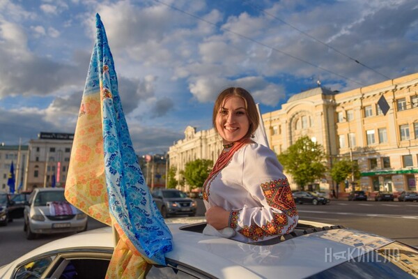 Велозаезд, автопробег, узоры на площади: как в Харькове отпраздновали День вышиванки фото 9