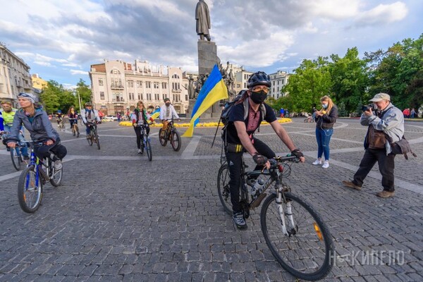 Велозаезд, автопробег, узоры на площади: как в Харькове отпраздновали День вышиванки фото 10