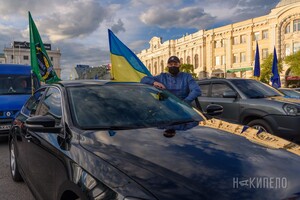 Велозаезд, автопробег, узоры на площади: как в Харькове отпраздновали День вышиванки фото 12