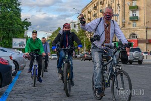 Велозаезд, автопробег, узоры на площади: как в Харькове отпраздновали День вышиванки фото 13
