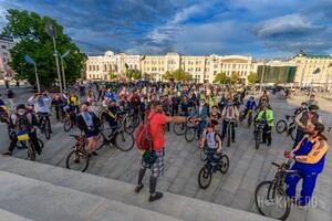 Велозаезд, автопробег, узоры на площади: как в Харькове отпраздновали День вышиванки фото 15