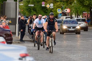 Велозаезд, автопробег, узоры на площади: как в Харькове отпраздновали День вышиванки фото 16
