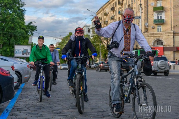 Велозаезд, автопробег, узоры на площади: как в Харькове отпраздновали День вышиванки фото 25