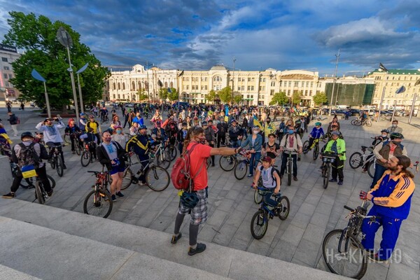 Велозаезд, автопробег, узоры на площади: как в Харькове отпраздновали День вышиванки фото 28