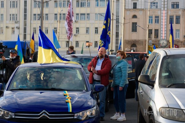 Велозаезд, автопробег, узоры на площади: как в Харькове отпраздновали День вышиванки фото 29