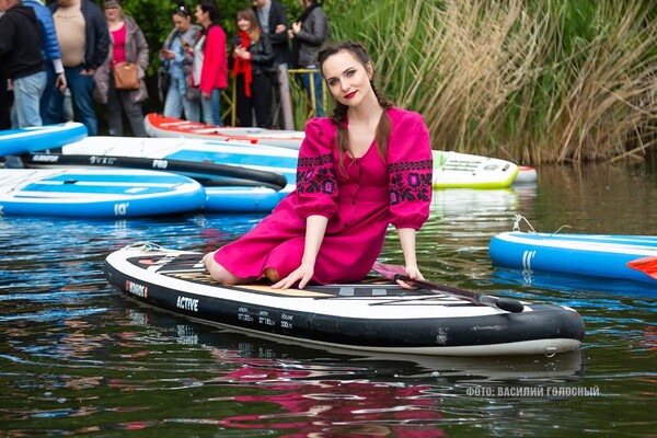 &quot;Дефиле&quot; на SUP-бордах: в Харькове прошел модный показ на воде фото 26