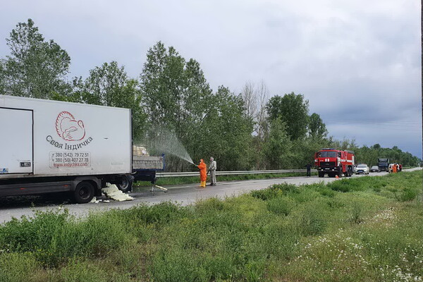 Разлилась соляная кислота: под Харьковом столкнулись грузовики фото 7