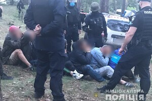 Стреляли по машине: под Харьковом полиция задержала членов организации POTON фото