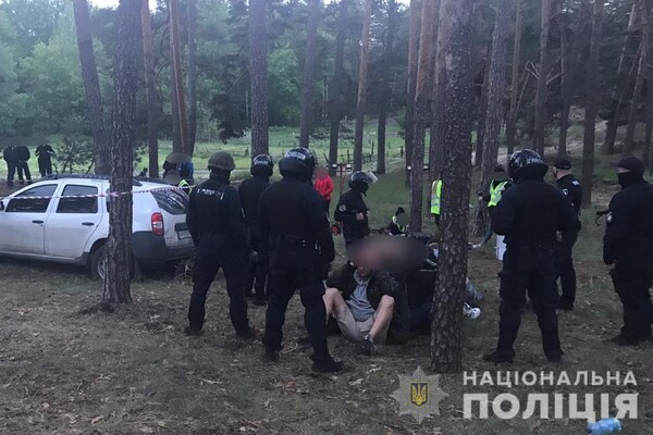 Стреляли по машине: под Харьковом полиция задержала членов организации POTON фото 1