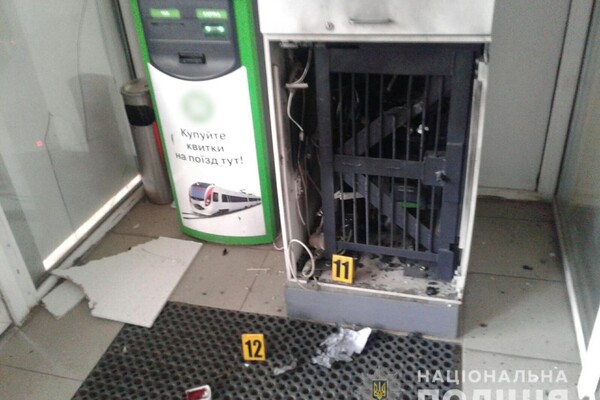 Взрыв в супермаркете: в Харькове пытались ограбить банкомат фото 4
