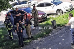 Вызывали спасателей: в Харькове маленькая девочка заперлась в автомобиле фото 3