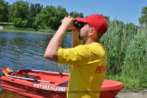 Акваланги, лодки, мегафоны: как работают спасатели на пляжах Харькова фото 9