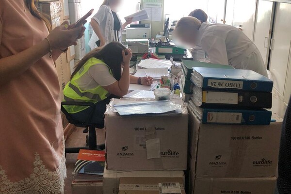 Обыски в аптеках и больнице: полиция расследует хищение денег на закупку лекарств в Харькове фото 1