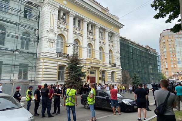 Протест под судом: в Харькове закидали яйцами сторонников POTON фото