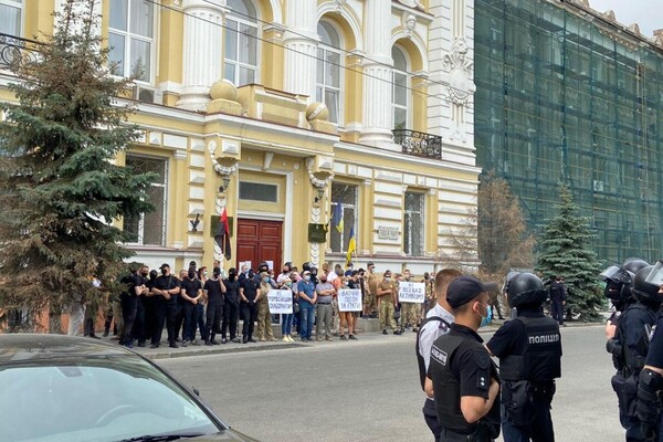 Протест под судом: в Харькове закидали яйцами сторонников POTON фото 3