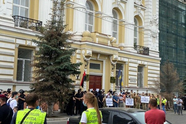 Протест под судом: в Харькове закидали яйцами сторонников POTON фото 5