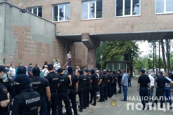 Двух полицейских увезли на скорой: под чернобыльской больницей устроили &quot;Новые Санжары&quot; фото 1