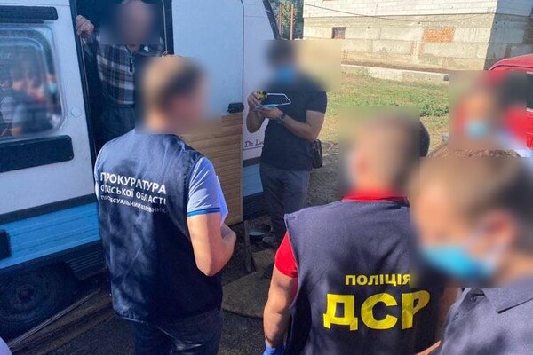 Под руководством бывшего следователя: под Одессой бандиты присвоили 18 квартир фото 1