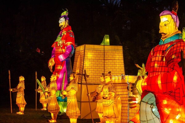 Панды, фламинго, шоу акробатов: в Харькове стартовал Фестиваль гигантских китайских фонарей (фоторепортаж) фото 12