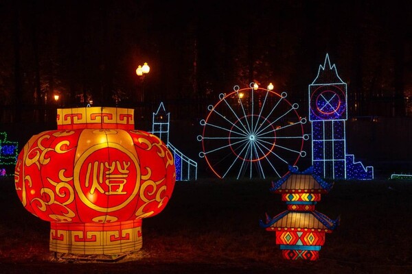 Панды, фламинго, шоу акробатов: в Харькове стартовал Фестиваль гигантских китайских фонарей (фоторепортаж) фото 32