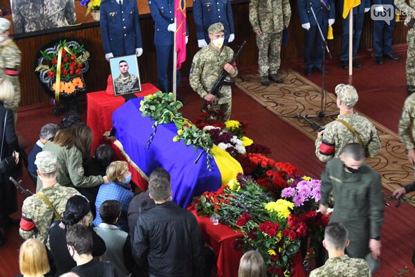 Сдержать слез никто не мог: в Мелитополе простились с курсантами, погибшими в авиакатастрофе фото