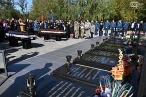 Сдержать слез никто не мог: в Мелитополе простились с курсантами, погибшими в авиакатастрофе фото 1