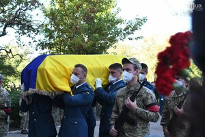 Сдержать слез никто не мог: в Мелитополе простились с курсантами, погибшими в авиакатастрофе фото 4