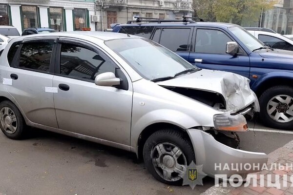 С кем не бывает: в Одессе женщина угнала у таксиста авто и попала на нем в ДТП фото 1