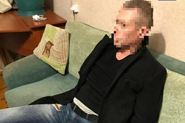 В Одессе мужчина хотел выпрыгнуть из окна: его жена вызвала полицию фото 1