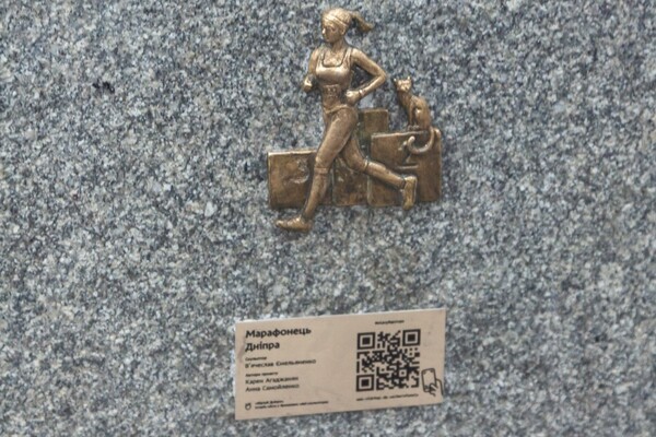Полюбуйтесь: в Днепре появилась третья мини-скульптура из бронзы (фото) фото